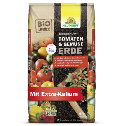 En 40L-säck Neudorff Shop NeudoHum Tomat- & Grönsaksjord, torvfri och vegansk med extra kalium, idealisk för sommargrönsaker. Bio-förpackning med tomater, olika grönsaker, jord och växtblad.