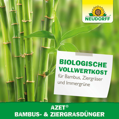 Närbild av gröna bambustjälkar och blad med Neudorff Shop-logotypen. På en etikett står det: "Azet Bambus- & prydnadsgräsgödsel - biologisk fullvärdig kost och lättskött för bambu, gräs och städsegröna.