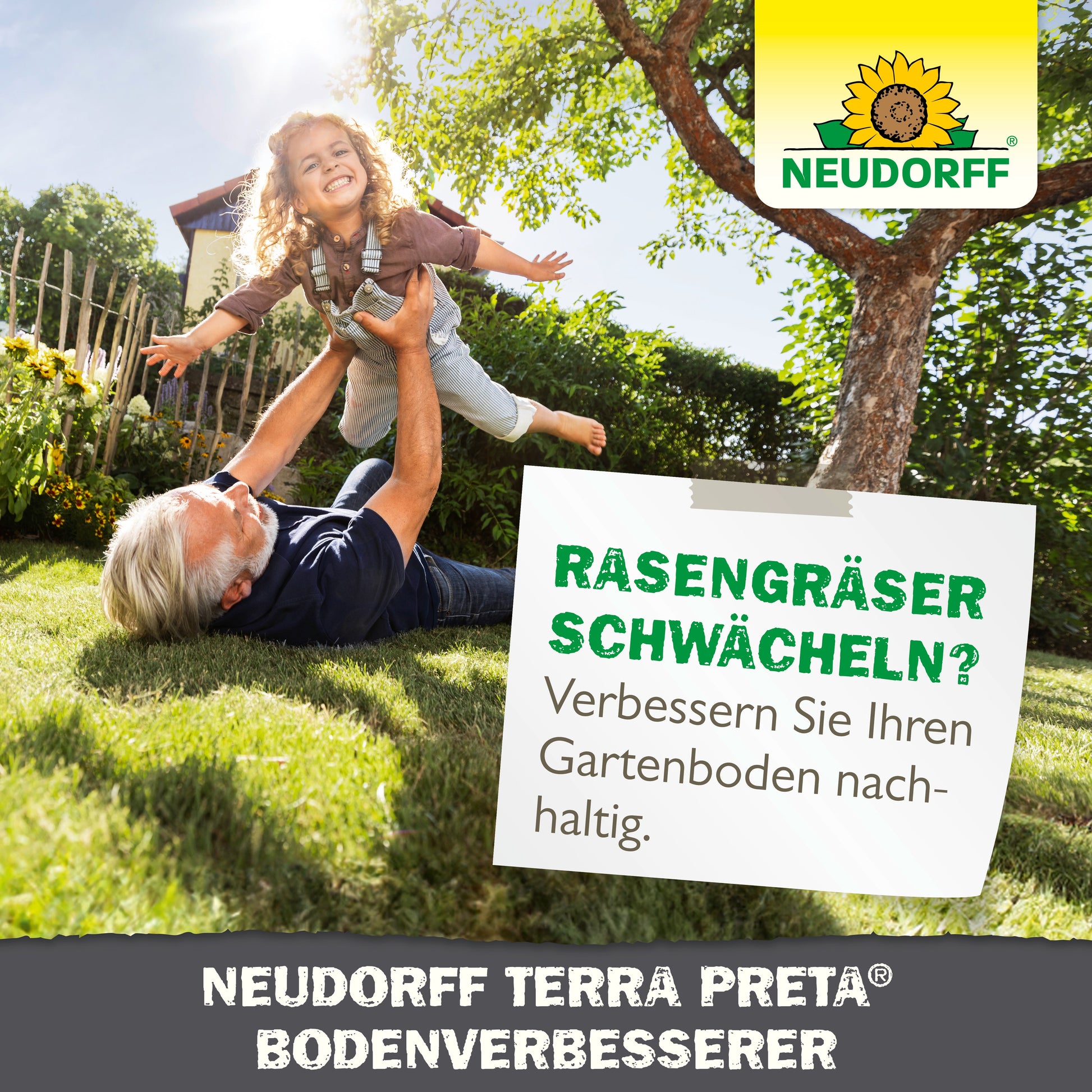 Ein älterer Mann hebt ein lächelndes Mädchen auf grünem Gras in einem sonnigen Garten hoch. Die Szene zeigt, wie der Neudorff Shop Neudorff Terra Preta BodenVerbesserer den Boden verbessert und Ihnen hilft, zu Hause gesundes Obst und Gemüse anzubauen.