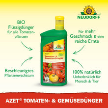 En grön flaska Neudorff Shop Azet Tomat- & Grönsaksgödsel flytande är avbildad med tomater, paprika och gurkor på etiketten. Den tyska texten framhäver organisk flytande gödsel och naturliga ingredienser för balkonggrönsaker.