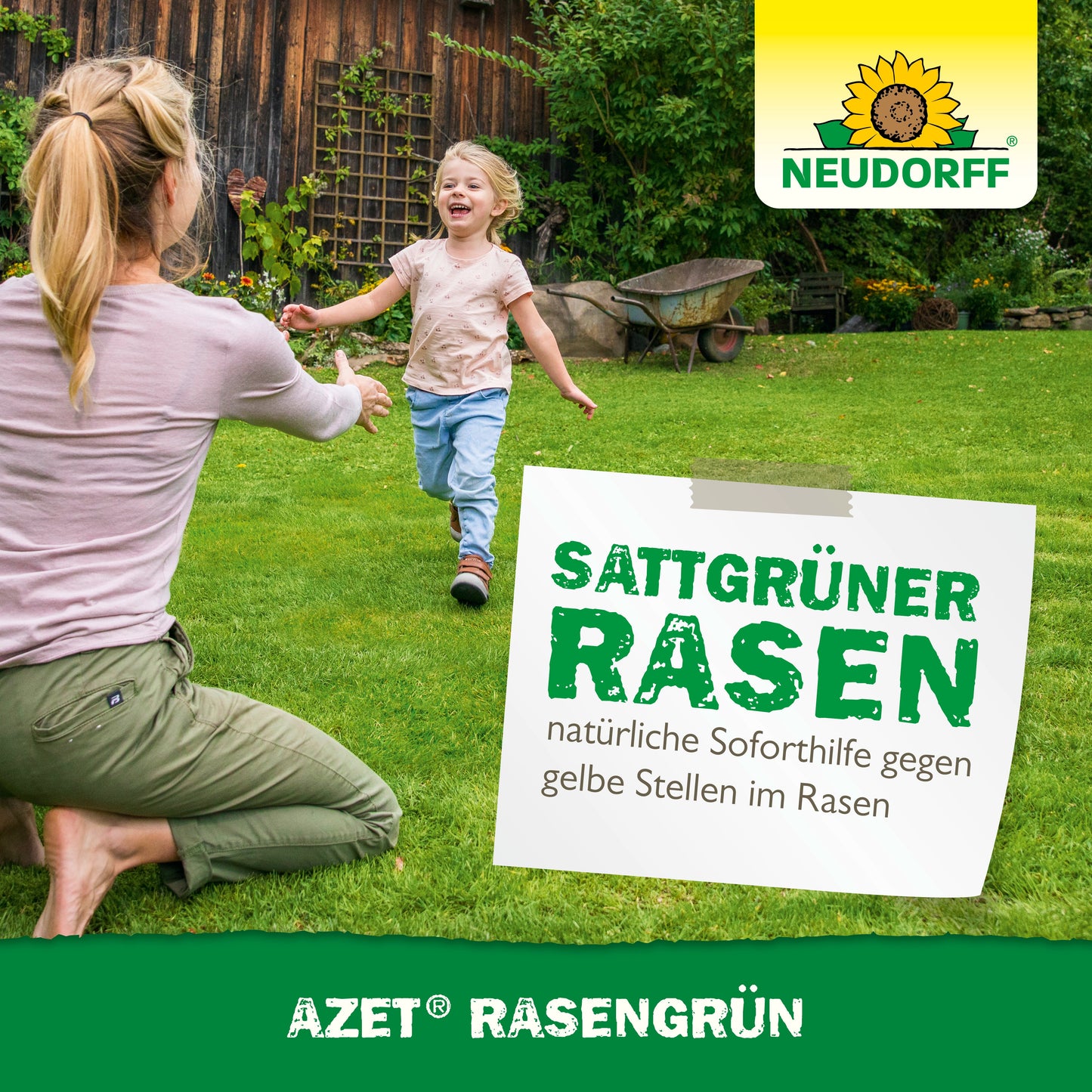 Eine Frau kniet mit ausgebreiteten Armen auf einem sattgrünen Rasen, als ein lächelndes Mädchen zu ihr läuft. Der Rasen ist gesund - keine gelben Stellen dank Azet RasenGrün von Neudorff Shop. Branding und Produktinfos sind auf Deutsch zu sehen.