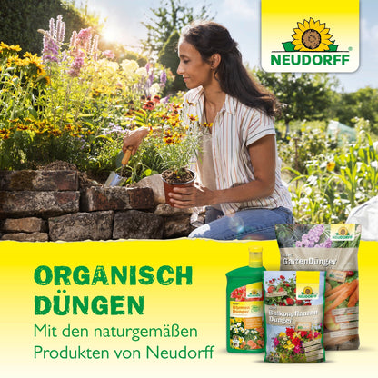 En kvinna planterar blommor i ett trädgårdsland. I förgrunden syns produkter från Neudorff Shop, inklusive Azet GrowGödning, med en tysk text som marknadsför organisk växtgödning.