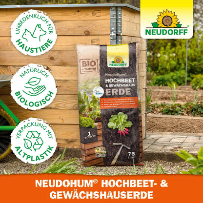 En påse Neudorff Shop's NeudoHum Hochbeet & GewächshausErde vilar på en trädgårdsbädd bredvid gröna växter. Tre gröna symboler visar att produkten är lämplig för husdjur, naturlig och biologisk samt har en hållbar förpackning.