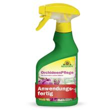 På en grön sprayflaska med gul munstycke med texten "OrchideenPflege" från Neudorff Shop finns det orkidéer avbildade och en text påpekar att det är en färdigblandad växtvårdsprodukt för optimal orkidéhälsa.