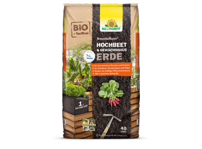 En 40-liters säck NeudoHum Hochbeet & GewächshausErde från Neudorff Shop, ett humusrikt substrat för upphöjda bäddar och växthus, med en förpackning med grönsaker, örter och en upphöjd bädd.