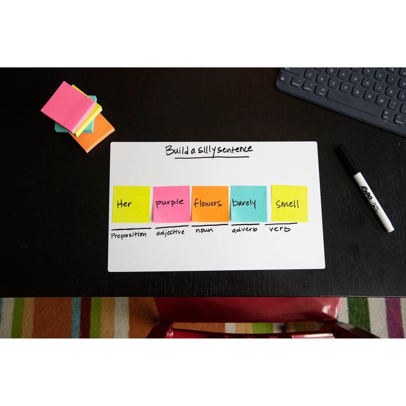 En Post-it® Anteckningsblock (76mm x 127mm, 100 blad, 100% PEFC) från 3M Deutschland GmbH ligger på ett svart skrivbord med anteckningar märkta med preposition, adjektiv, substantiv, adverb och verb; även avbildad är en markeringspenna och ett tangentbord.