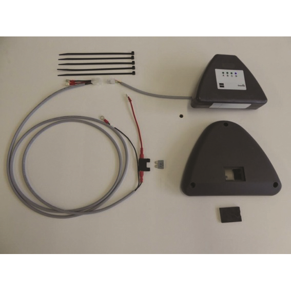 Das IntelliTrail - Montageset für swingo 350/455 von Diversey Deutschland GmbH & Co. OHG enthält ein schwarzes Gerät mit Kabel, eine dreieckige Abdeckung, vier Kabelbinder, ein langes graues Kabel mit Steckern und eine kleine Sicherung auf weißem Grund.