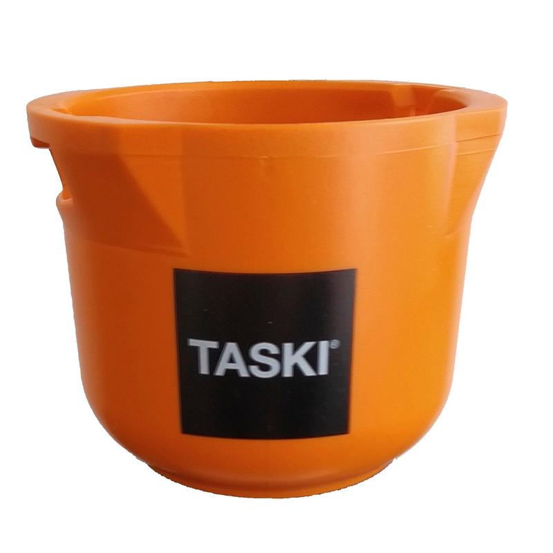 En orange plastspann med en svart-vit "TASKI"-etikett, idealisk för förvaring av din Diversey VersaPlus 2.0 flaskhållare eller reservflaskhållare (1 styck) under rengöring, på vit bakgrund.