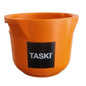 En orange plastspann med en svart-vit "TASKI"-etikett, idealisk för förvaring av din Diversey VersaPlus 2.0 flaskhållare eller reservflaskhållare (1 styck) under rengöring, på vit bakgrund.