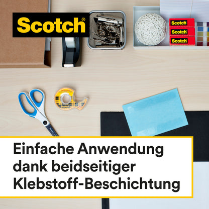 Ein Schreibtisch mit Büromaterial, darunter das Scotch® Doppelseitige Klebeband 136D-MDOEU (12,7 mm x 6,3 m) von 3M auf einem Handabroller. Der deutsche Text lautet: "Einfache Anwendung dank beidseitiger Klebstoff-Beschichtung.