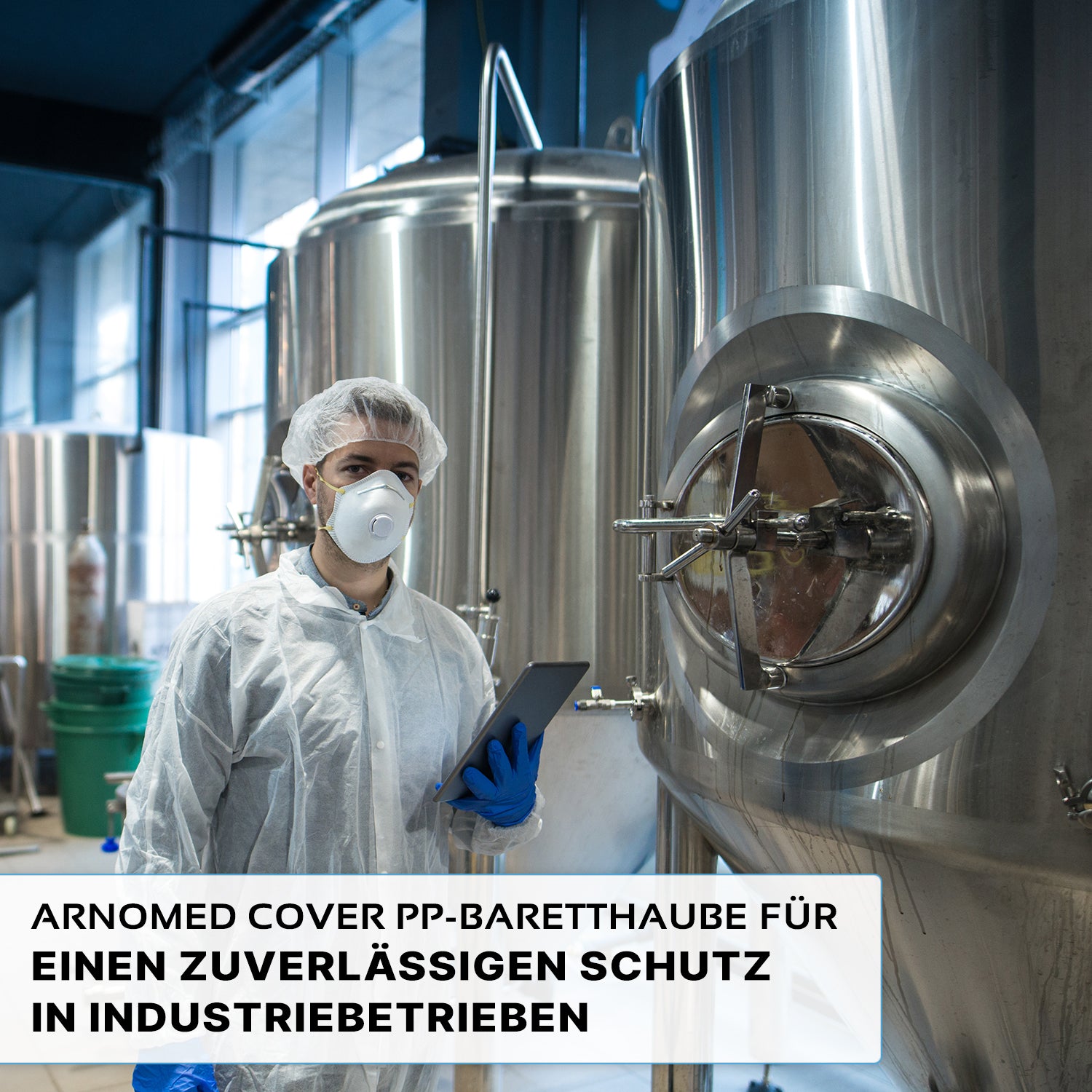 Eine Person in Schutzkleidung, darunter die ARNOMED COVER PP-BARETTHAUBE der ARNOWA GmbH und eine Maske, hält eine Tablette neben Edelstahltanks in einem hygienischen Industriebereich. Der deutsche Text über zuverlässigen Schutz ist unten eingeblendet.