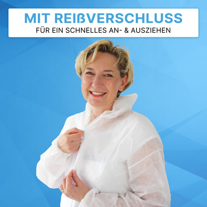 En kvinna ler medan hon drar upp ARNOMED COVER PP-OVERALL WHITE engångsoverall med huva av PP-fleece i vitt från ARNOWA GmbH. Den blå bakgrunden framhäver henne med tysk text: "Med dragkedja för snabb på- & avtagning."