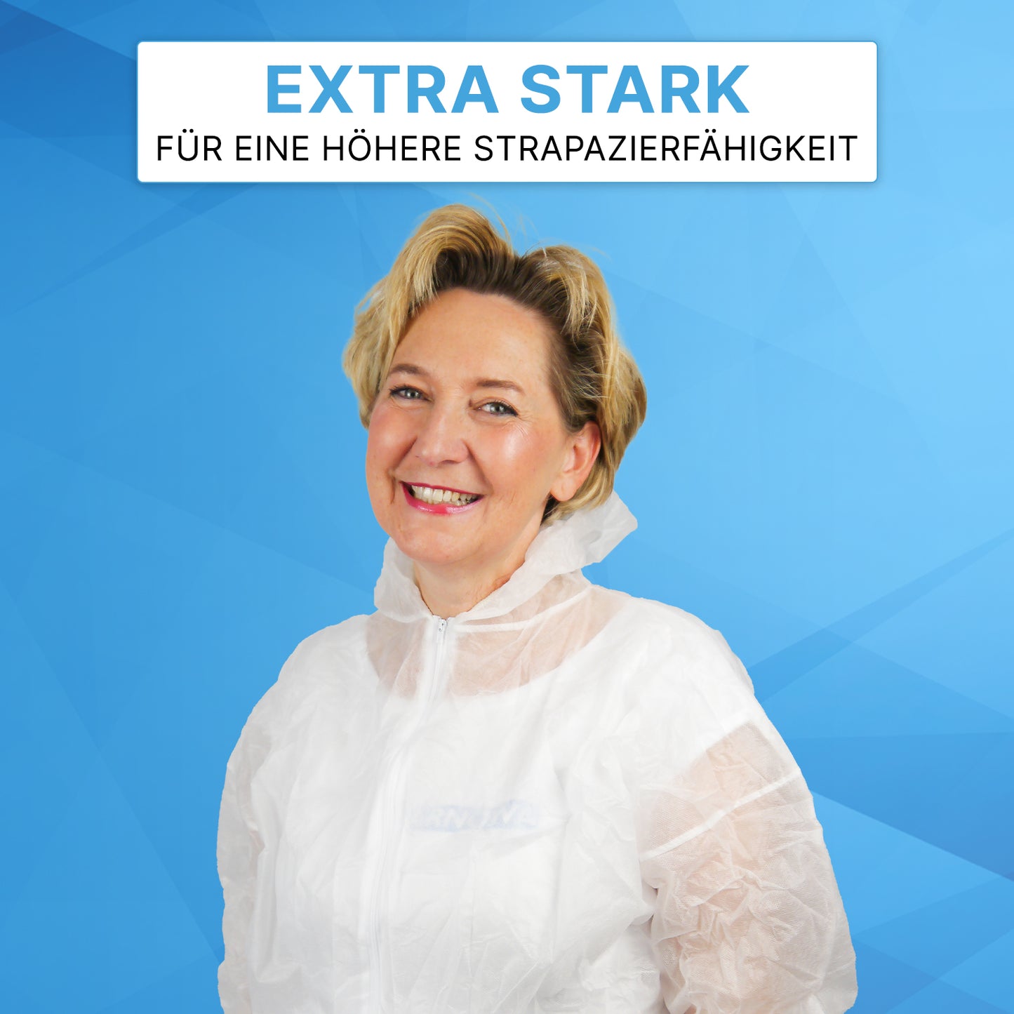 En leende kvinna bär den vita ARNOMED COVER PP-OVERALL XTRA STRONG från ARNOWA GmbH framför en blå geometrisk bakgrund. Ovanför henne står det på en skylt ”EXTRA STARK FÜR EINE HÖHERE STRAPAZIERFÄHIGKEIT” på tyska.