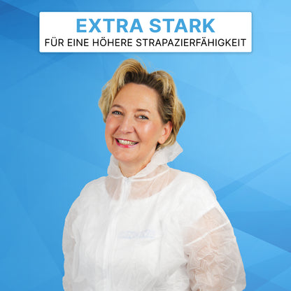 En leende kvinna bär den vita ARNOMED COVER PP-OVERALL XTRA STRONG från ARNOWA GmbH framför en blå geometrisk bakgrund. Ovanför henne står det på en skylt ”EXTRA STARK FÜR EINE HÖHERE STRAPAZIERFÄHIGKEIT” på tyska.
