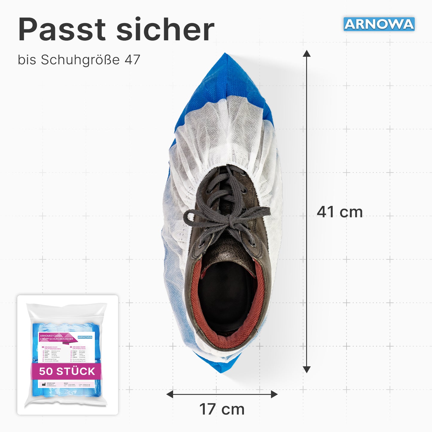 En svart sko täcks av ett ARNOMED CPE/PP skoskydd (ARNOWA GmbH), vattentätt, vit-blått, 41x17 cm, för storlekar upp till 47. I insatsen kan man se en påse "50 stycken".