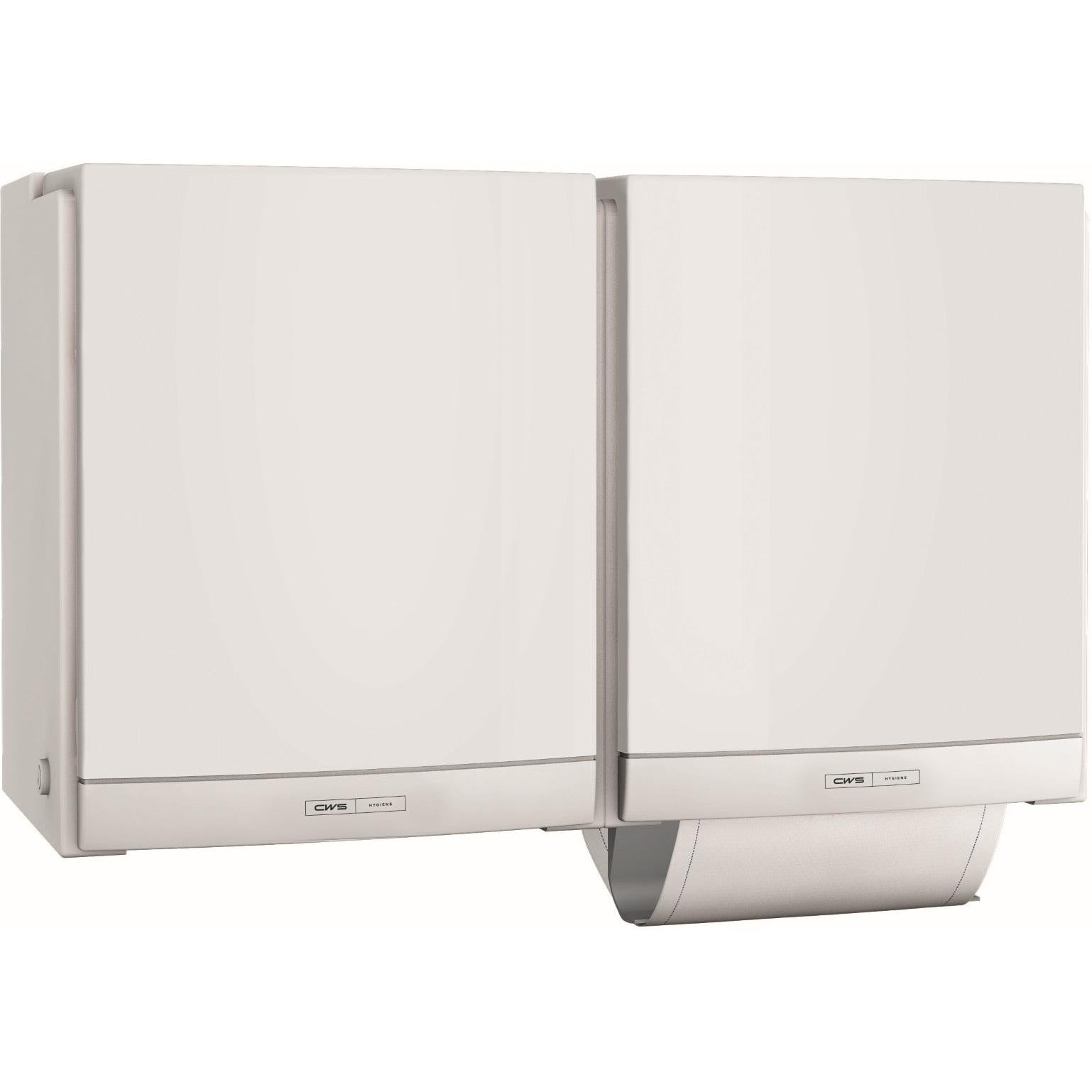 Zwei weiße CWS ParadiseLine Stoffhandtuchspender DUO, nebeneinander an der Wand montiert und mit Etiketten versehen, bieten eine umweltfreundliche Option für eine hygienische Lösung im Waschraum.