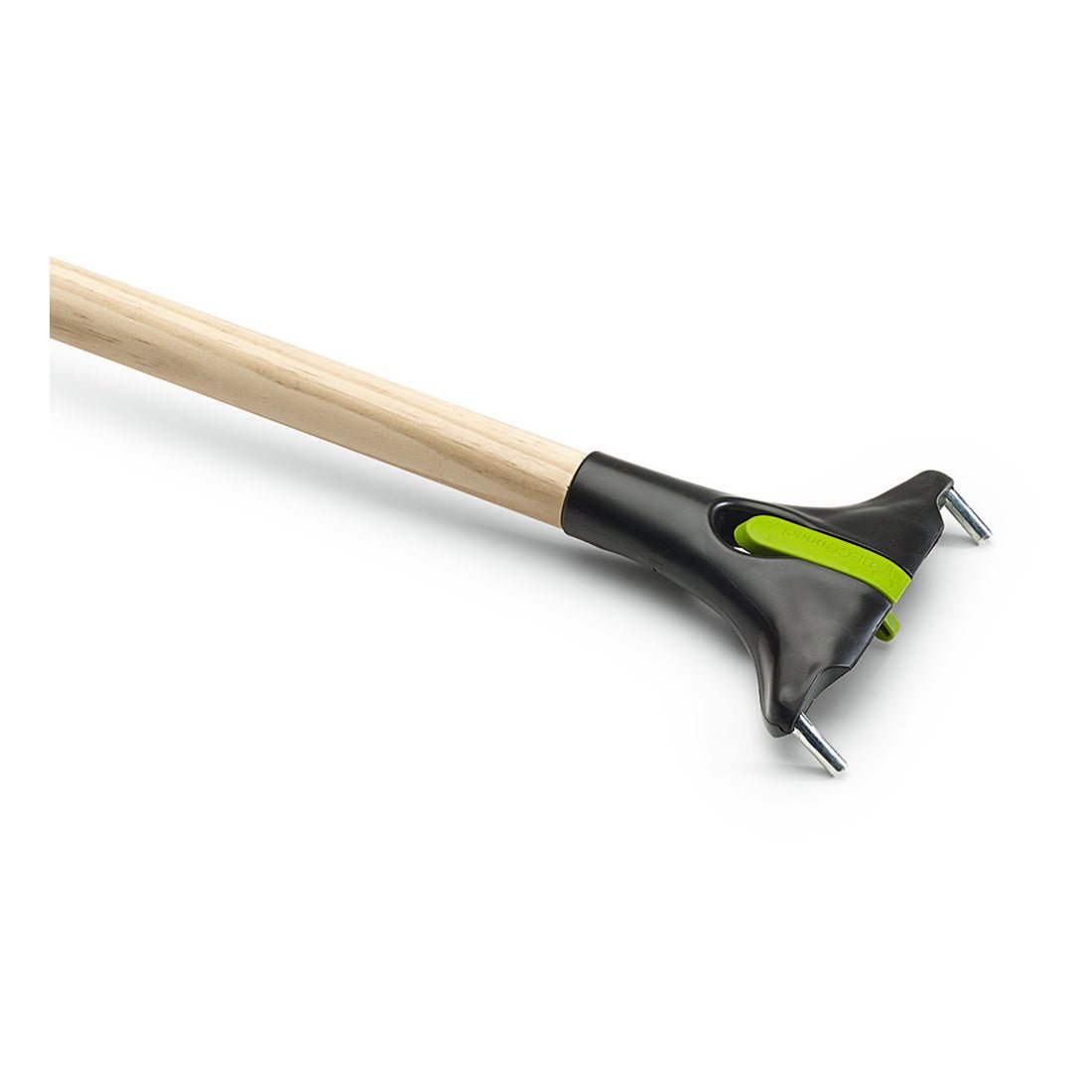 Närbild av Nölle Profi Brush BECOnnect träredskapsskaft 150 cm, Ø 28 mm från Nölle Profi Brush borst- & penselteknik e.K., säkert fäst i ett klämma - perfekt för professionella rengöringsarbeten.