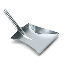 Der Nölle Profi Brush Kehrschaufel Metall verzinkt (39x24 cm, Düllgriff) von Nölle Profi Brush Bürsten- & Pinseltechnik e.K. hat einen kurzen, abgewinkelten Stiel, erhabene Kanten und ein Aufhängeloch - abgebildet auf einem schlichten weißen Hintergrund.