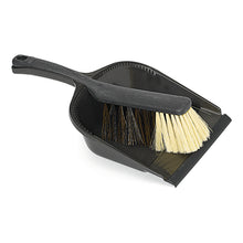 Die Nölle Profi Brush Kehrgarnitur Qualitätsmischung von Nölle Profi Brush Bürsten- & Pinseltechnik e.K. besteht aus einem kompakten Besen mit hellen und dunklen Borsten und einer schwarzen Kehrschaufel; der Stiel lässt sich zur einfachen Aufbewahrung in der Schale verstauen.