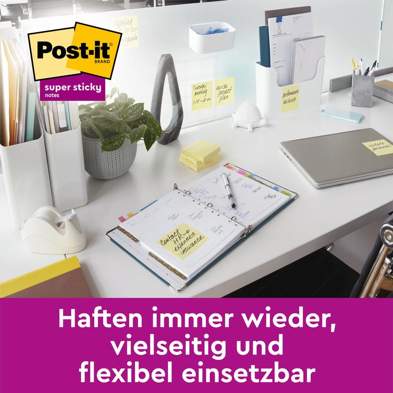 Ett modernt skrivbord med laptop, planerare, växt och kontorsmaterial. Post-it® Super Sticky Notes (76 mm x 76 mm, 90 blad/block) från 3M Deutschland GmbH syns på planeraren, monitorn och väggen. Dessutom finns en tysk text och Post-it-logotypen.