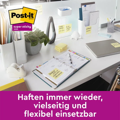På ett organiserat kontorsskrivbord med laptop, planerare och förnödenheter används 3M Deutschland GmbH Post-it® Super Sticky Notes Gul (47,6x47,6 mm), PEFC-certifierad, 90 blad/block, 21+3 gratis i paketet - och understryker därmed deras hållbara mångsidighet och återanvändbarhet.