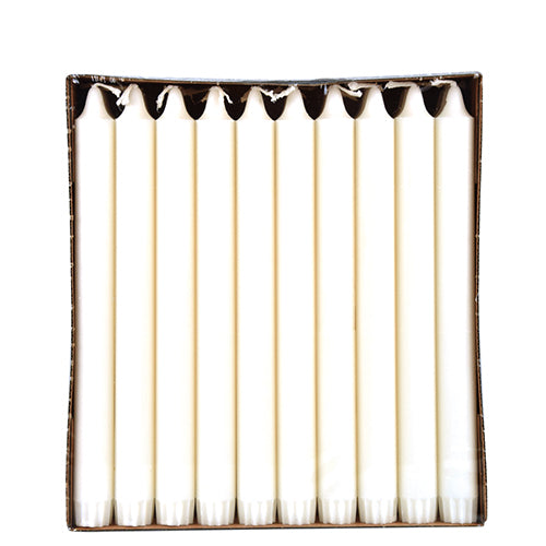 I den öppnade lådan finns 30 vita PAPSTAR kronljus (Ø 2,2 cm), tillverkade av 100 % stearin från PAPSTAR GmbH, prydligt uppradade med veken uppåt.