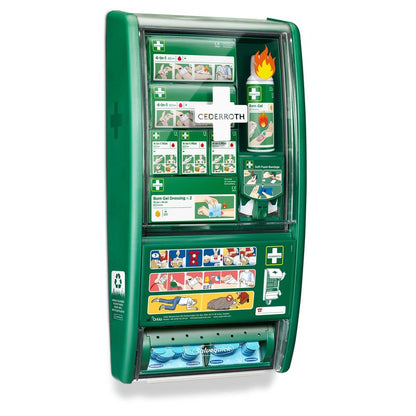 Cederroth första hjälpen & brännskadestation från Orkla Wound Care AB innehåller bandage, brännskadegel, förband, plåster, illustrerade instruktioner, märkta fack och en plåsterdispenser i en grön station.