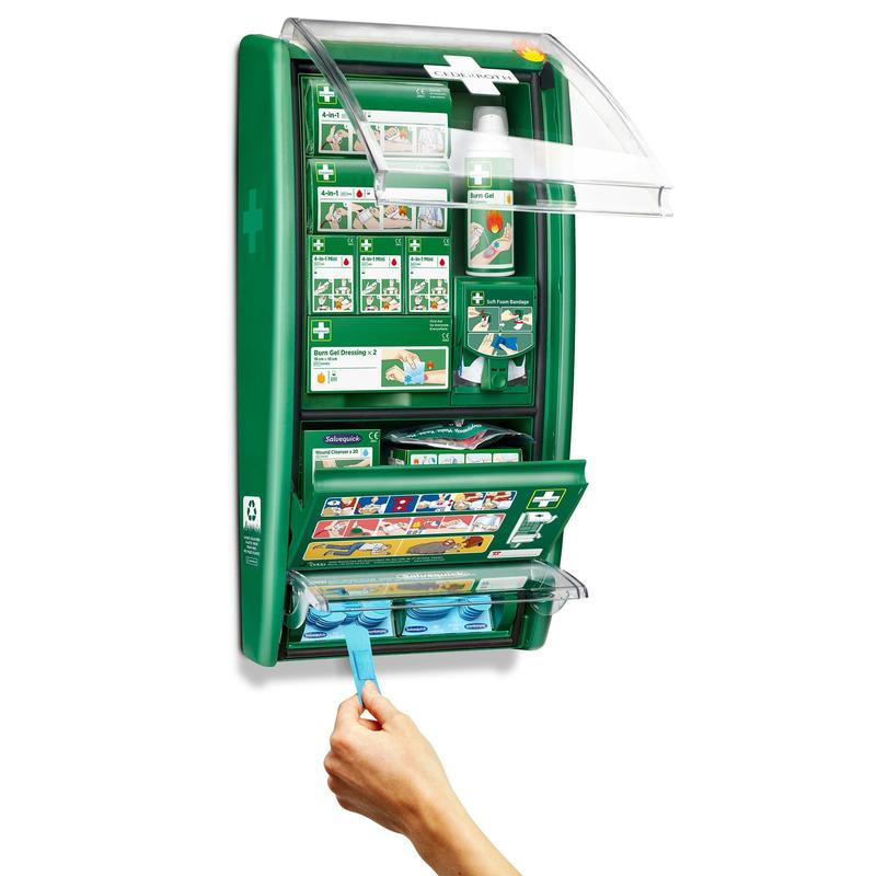 Cederroth första hjälpen & brännskadestation från Orkla Wound Care AB är en grön, väggmonterad uppsättning med märkta fack för bandage, förband och brännskadegel. En hand drar en blå duk ur den öppnade enheten och avslöjar ordnade förnödenheter och tydliga instruktioner.