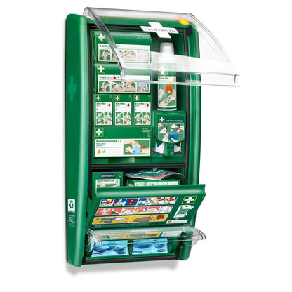 Orkla Wound Care AB Cederroth första hjälpen & brännskadestation (1 paket) är en grön, väggmonterad uppsättning med märkta fack för bandage, brännskadegel, förband och förbrukningsmaterial; genomskinliga lock gör innehållet och bruksanvisningarna synliga.