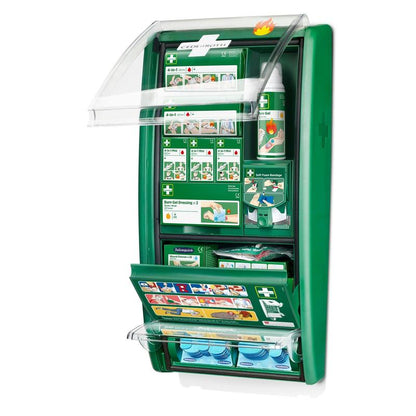 Cederroth första hjälpen & brännskadestation från Orkla Wound Care AB är en grön, väggmonterad uppsättning i ett paket med fack för brännskador, gel och förband samt en illustrerad instruktion i locket och i facken.