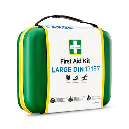 En grön-gul första hjälpen-hårdplastlåda med handtag, märkt med "Förbandslåda LARGE DIN | Förpackning (1 styck)" från Orkla Wound Care AB. Etiketten visar symboler för sår, cirkulation och stukningar och uppfyller strikta DIN-standarder.
