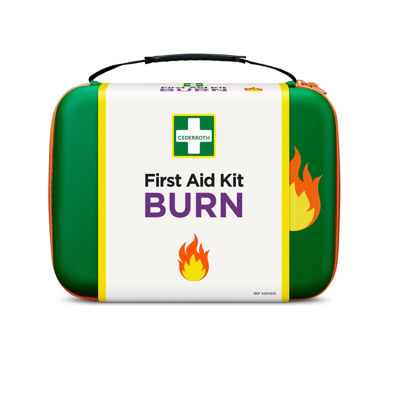En grön-vit första hjälpen-låda med texten "Cederroth första hjälpen-kit för brännskador" med flamsymboler och ett övre handtag. Varumärket "Orkla Wound Care AB" är avbildat över ett grönt kors på lådan.