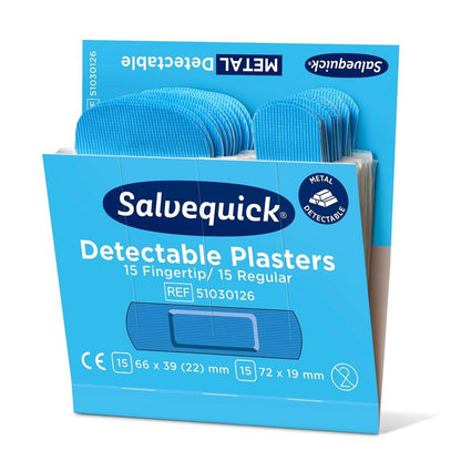 En blå låda från Orkla Wound Care AB med texten "metallavkännbar", innehållande 15 fingerspets och 15 vanliga plåster (totalt 30), med noteringen "Fingerspets/normal blå synlig, 30 stycken/mina | Förpackning (6 stycken)". På förpackningen finns produktmått angivna.