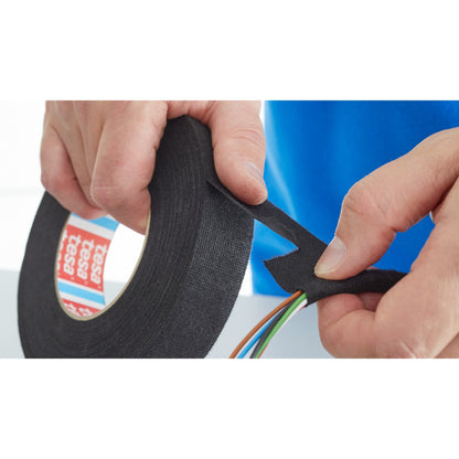 tesa 51609 PET-Vliesklebeband, 3'' Kern, 50 m x 19 mm, schwarz – Anwendung