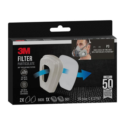 En förpackning 3M™ partikelfilter 5935, P3 (2 par) plus filterhållare 501 (1 par) från 3M Deutschland GmbH, med två vita filter, produktdetaljer och en person som bär en mask med monterade filter och hållare.