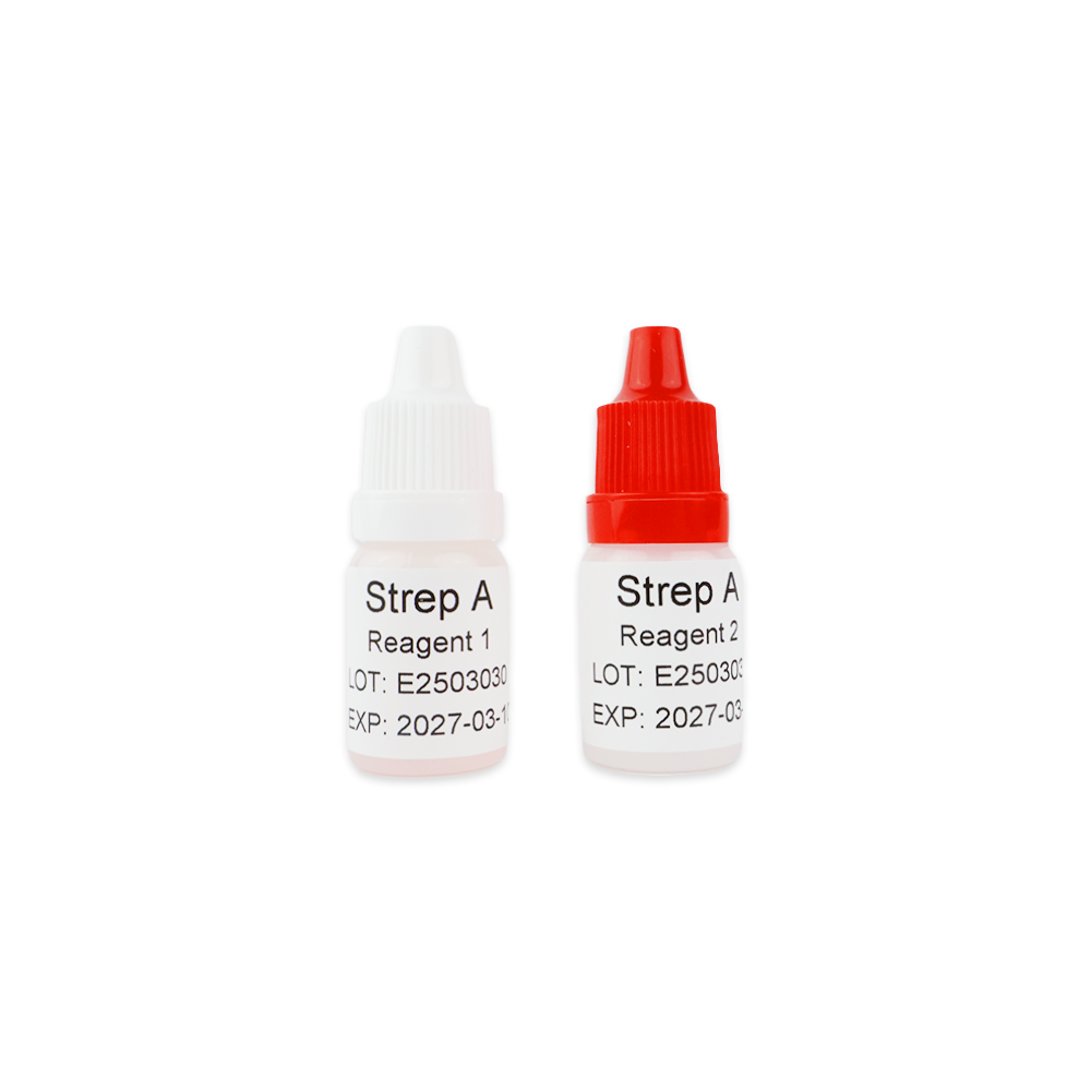 Två flaskor från Altruan Strep A - Bisaf Professional 25 tester kit, märkta med "Strep A Reagent 1" (vit kork) och "Strep A Reagent 2" (röd kork), visar sats- och utgångsdatum för snabbtestet för halsprov.