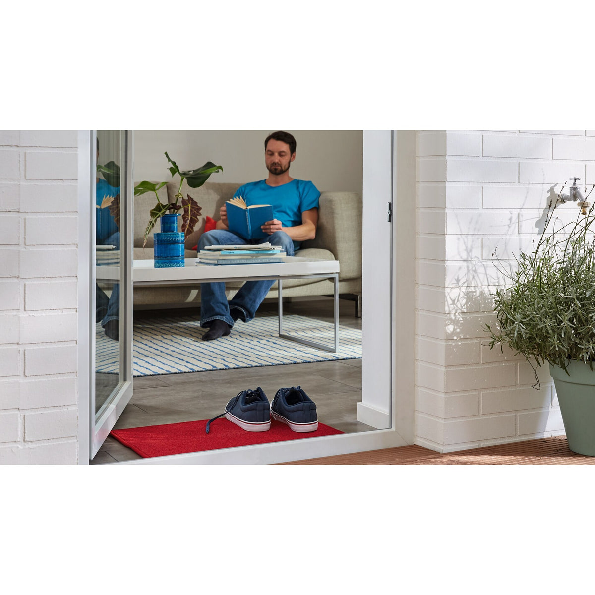 tesa 55729 Verlegeband, rückstandsfrei entfernbar, 5 m x 50 mm, weiß-transluzent – Anwendung