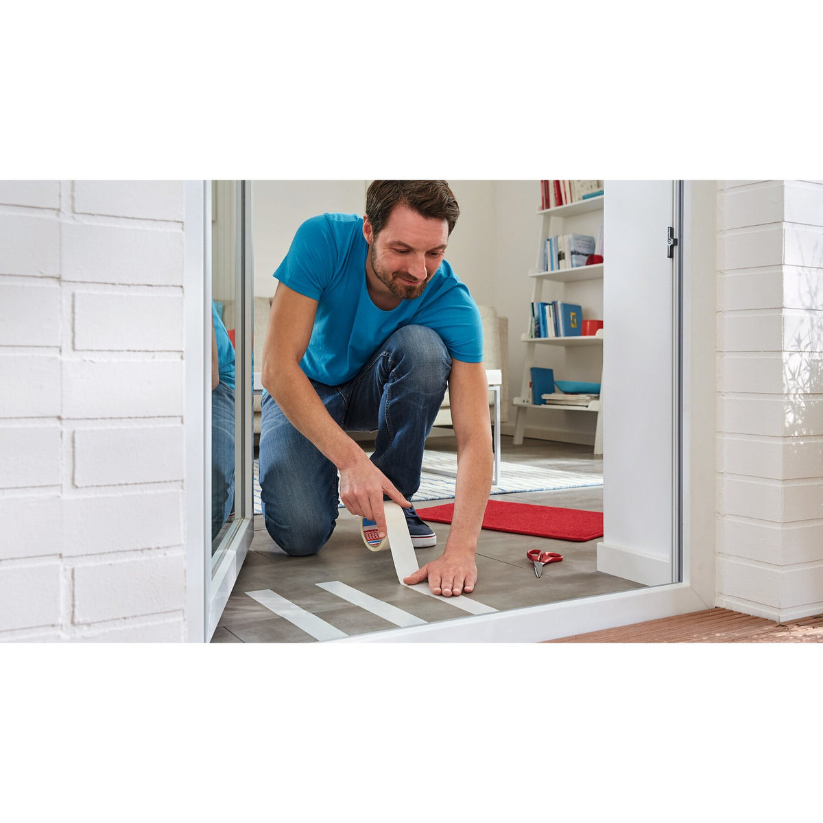 tesa 55729 Verlegeband, rückstandsfrei entfernbar, 5 m x 50 mm, weiß-transluzent – Anwendung