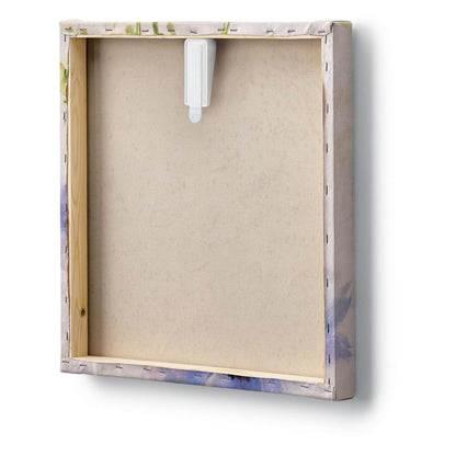 Bilden visar baksidan av en kvadratisk uppspänd duk med en exponerad träram och synliga klamrar längs kanterna. Ovanför duken är en Command™ Canvas Hängare från 3M Deutschland GmbH fäst för att hänga på väggen.