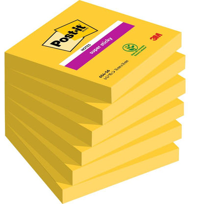 Ett paket med sex rektangulära Post-it® Notes i gult, 76 x 76 mm, 90 blad per block från 3M Deutschland GmbH. Det översta blocket har en magentafärgad "Super Sticky"-etikett. Tillverkat av 100% PEFC-certifierat papper (SGSCH-PEFC-COC-110078).