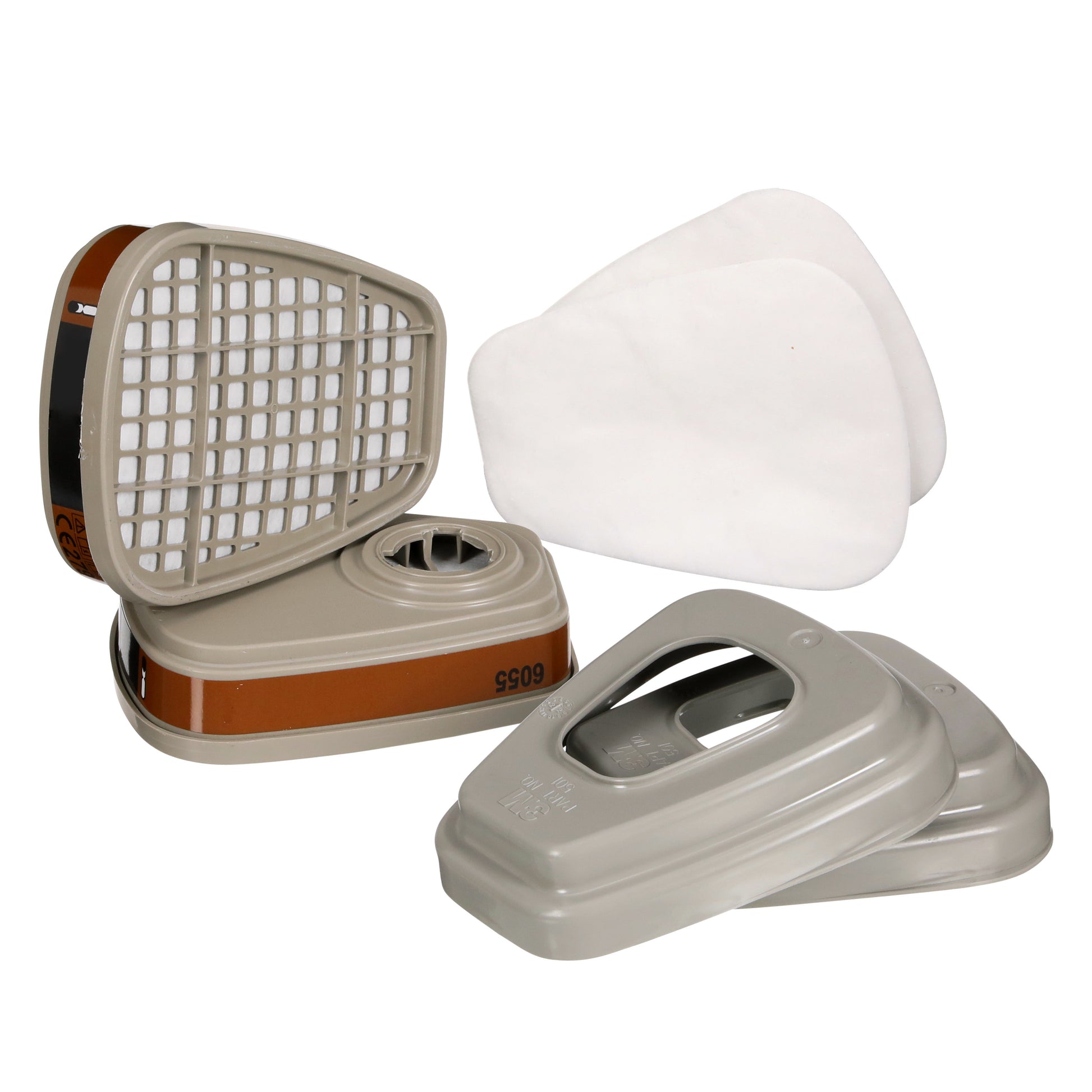 Ein Satz 3M™ Filtersatz 6003-1, A2P3 organische Dämpfe (2x6055, 2x5935, 2x501) der 3M Deutschland GmbH ist auf weißem Hintergrund so angeordnet, dass alle Komponenten sichtbar sind.