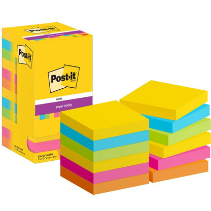 En låda med Post-it® Super Sticky Notes, 76 mm x 76 mm, 90 blad/block från 3M Deutschland GmbH med flera högar av gula, blå, gröna, rosa och orange fyrkantiga lappar som ligger framför.