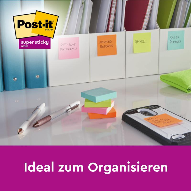 Ett skrivbord med märkta mappar, märkta med färgglada Post-it® Super Sticky Notes i stort format (101 mm x 101 mm, 90 blad/block, 100% PEFC) från 3M Deutschland GmbH. Text: "Perfekt för att organisera." Post-it-logotyp i hörnet.