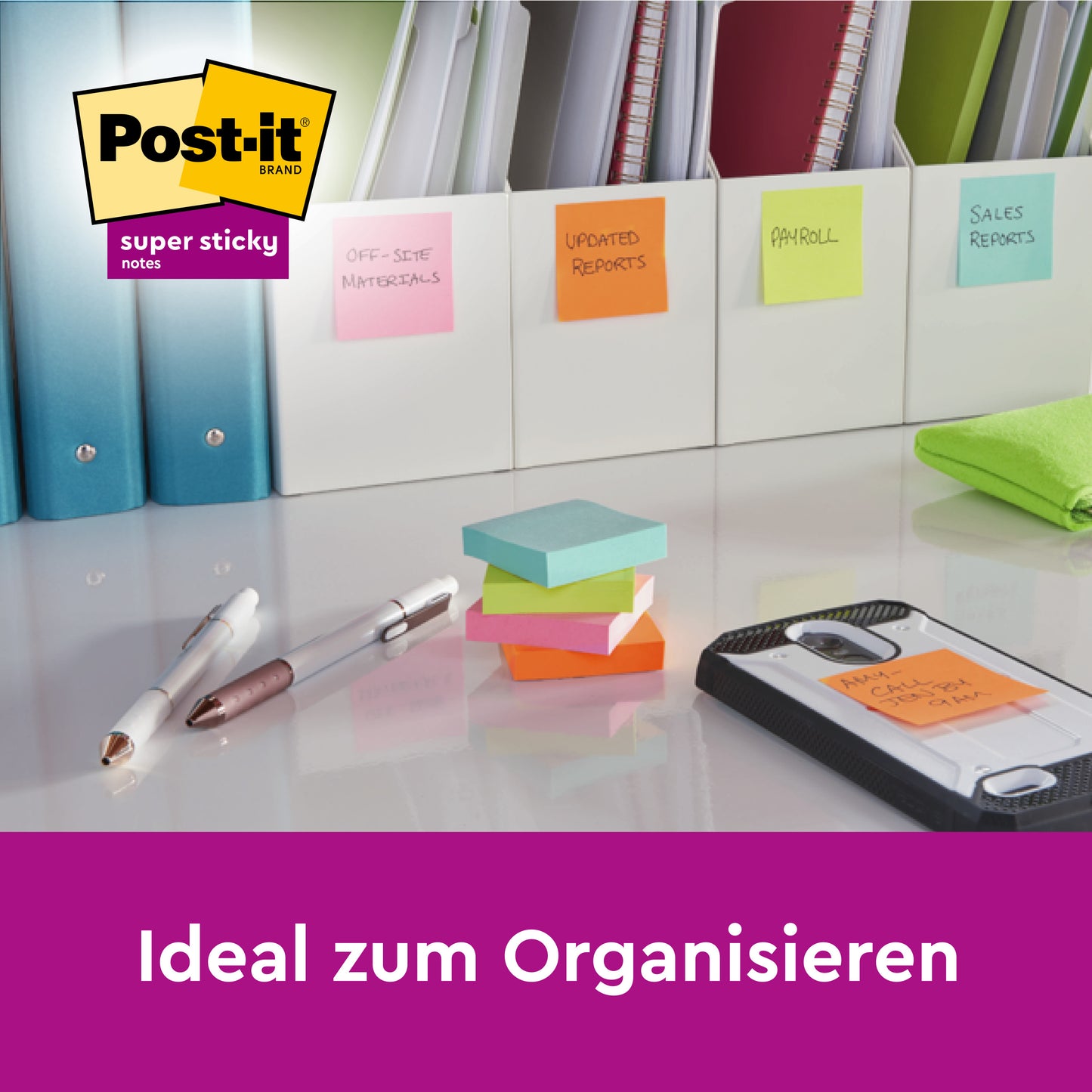 Ein Schreibtisch mit Stiften, einem Telefon, mit bunten Haftnotizen beschrifteten Ordnern und 76 x 76 mm großen Post-it® Super Sticky Z-Notes von 3M Deutschland GmbH (Gelb, 20 Blöcke + 4 Gratis/Packung). Das Post-it-Logo befindet sich oben links. Der Text lautet: "Ideal zum Organisieren.