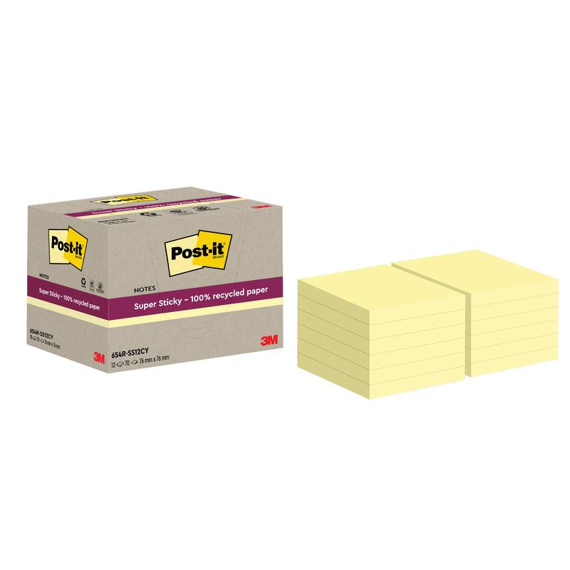 En låda med Post-it® Super Sticky 100% återvinningslappar (76 x 76 mm, 70 blad/block, 100% PEFC) från 3M Deutschland GmbH visas bredvid två högar av gula lappar.