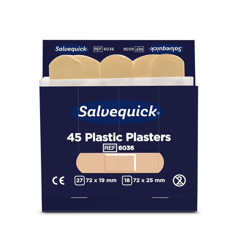 En låda Orkla Wound Care AB plastplåster, 45 stycken/återfyllning (6 förpackningar), med fyra beige plåster. Förpackningen erbjuder två flexibla sårvårdsstorlekar: 27 x 72 × 19 mm och 18 x 72 × 25 mm.