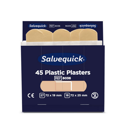 En låda Orkla Wound Care AB plastplåster, 45 stycken/återfyllning (6 förpackningar), med fyra beige plåster. Förpackningen erbjuder två flexibla sårvårdsstorlekar: 27 x 72 × 19 mm och 18 x 72 × 25 mm.