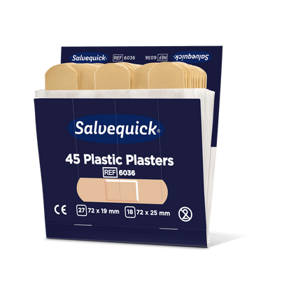 En öppen låda Orkla Wound Care AB plastplåster, 45 stycken/återfyllning | förpackning (6 stycken), innehåller beigefärgade plåster med produktinformation, storlek och certifieringssymboler på en mörkblå förpackning.