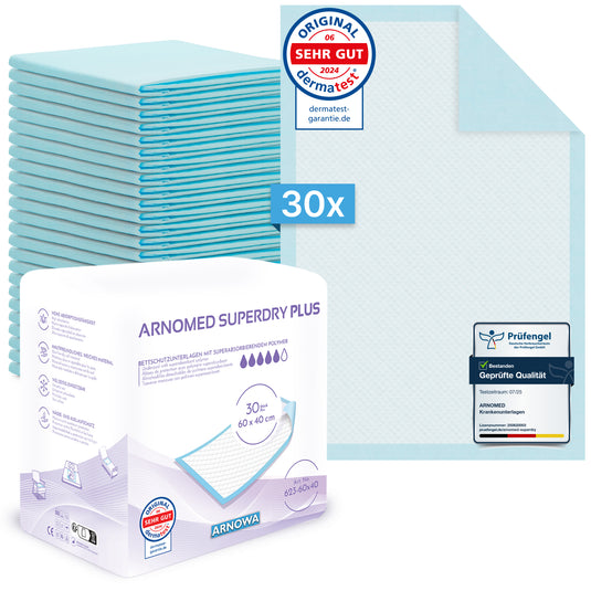 En hög med 30 blå ARNOMED SUPERDRY PLUS extra absorberande sjukvårdsunderlägg med SAP från ARNOWA GmbH är avbildad bredvid förpackningen med synliga certifierings- och kvalitetsstämplar; ett superabsorberande underlägg syns i det övre högra hörnet.