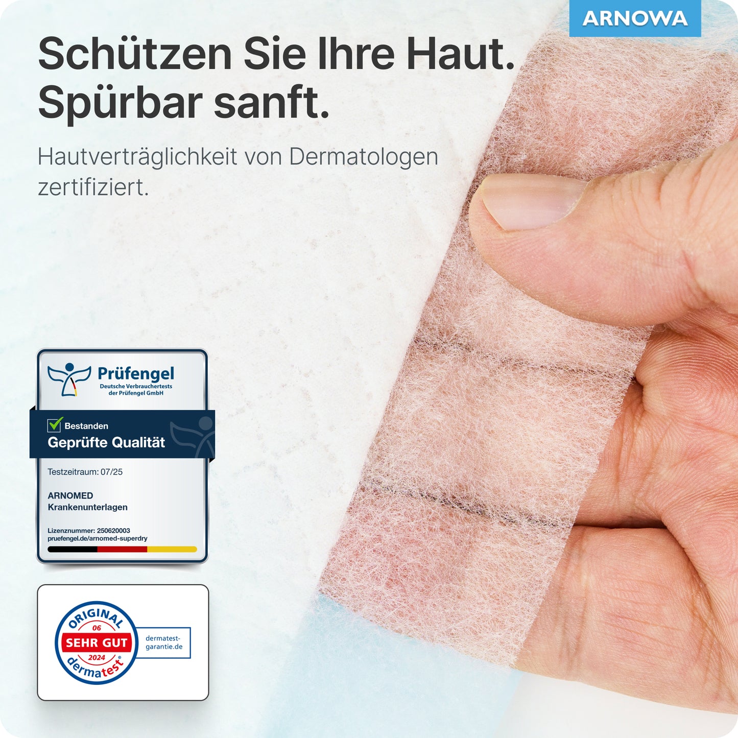 En hand drar av ett genomskinligt bandage från ett ARNOMED SUPERDRY PLUS-pad från ARNOWA GmbH. Den tyska texten lyfter fram hudskyddet, den dermatologiska certifieringen och kvalitetsmärkena, med ARNOWA-loggan synlig uppe till höger.